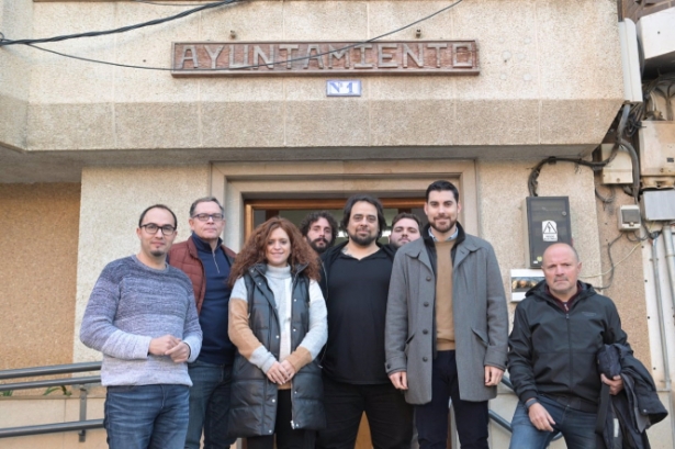 En el centro, el director de cine Sam Molina, junto al alcalde de Dúrcal, Julio Prieto, el periodista Antonio Mansilla, y miembros del equipo de gobierno local y de la productora (AYUNTAMIENTO) En el centro, el director de cine Sam Molina, junto al alcalde de Dúrcal, Julio Prieto, el periodista Antonio Mansilla, y miembros del equipo de gobierno local y de la productora (AYUNTAMIENTO)