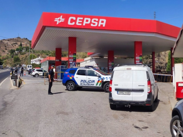 Gasolinera acordonada en La Herradura, el pasado agosto, tras el abandono del paquete simulado (AYUNTAMIENTO) Gasolinera acordonada en La Herradura, el pasado agosto, tras el abandono del paquete simulado (AYUNTAMIENTO)