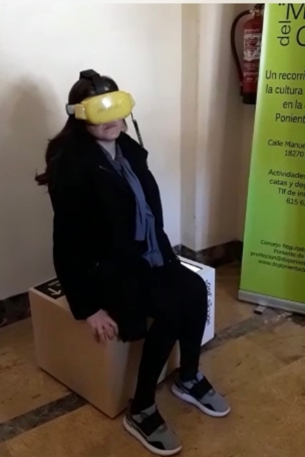 Una usuaria prueba el vídeo en 360 grados en el Centro de Interpretación de la Villa de Montefrío (AYTO. MONETFRIO)
