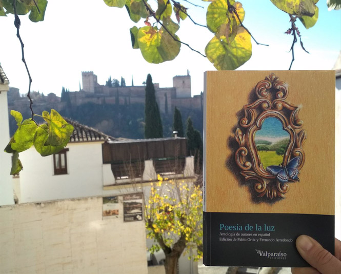 Portada del libro `Poesía de la Luz`, una antología poética ilustrada sobre la luz y el asombro. (PABLO ORTIZ)