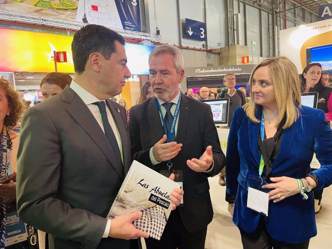 El presidente de la Autoridad Portuaria de Motril junto al presidente de la Junta, Juanma Moreno, y la consejera Marifrán Carazo (PUERTO DE MOTRIL) 