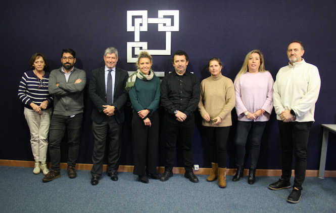 Foto de familia tras la firma del convenio (CGE)