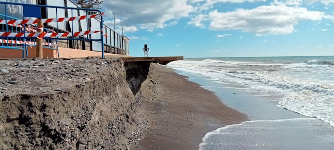 Situación en una playa de Motril tras el temporal (AYUNTAMIENTO DE MOTRIL)