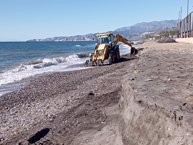 Trabajos en Playa Granada tras el temporal (AYUNTAMIENTO) 
