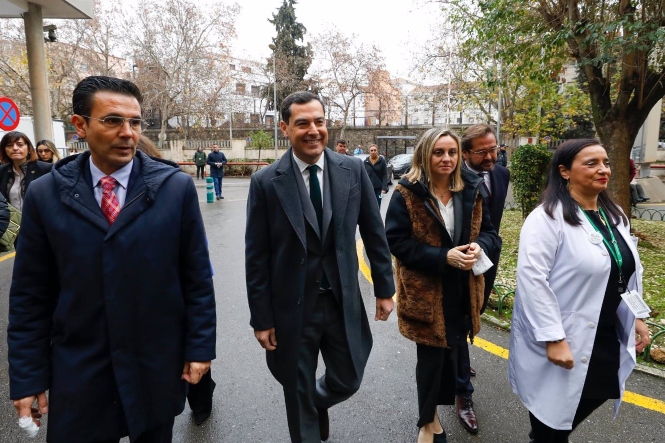 El presidente de la Junta, Juanma Moreno, en su visita a Granada junto al alcalde de la ciudad, Francisco Cuenca, y la consejera Marifrán Carazo. (ÁLEX CÁMARA-EUROPA PRESS)