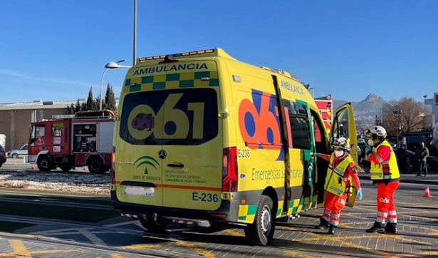 Ambulancia del 061 y camión de Bomberos de Granada durante un servicio (JUNTA DE ANDALUCÍA) Ambulancia del 061 y camión de Bomberos de Granada durante un servicio (JUNTA DE ANDALUCÍA)