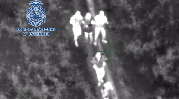 Rescatado en un monte de Granada un anciano perdido con síntomas de hipotermia. (POLICÍA NACIONAL) Rescatado en un monte de Granada un anciano perdido con síntomas de hipotermia. (POLICÍA NACIONAL)