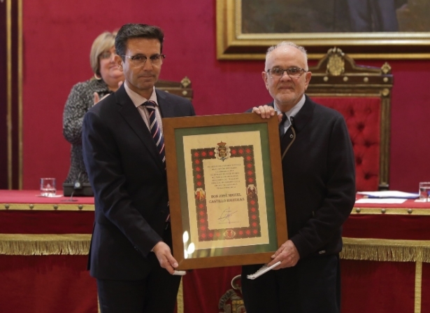 El hermano de José Miguel Castillo Higueras recoge la dsitinción de concejal honorario (AYUNTAMIENTO DE GRANADA)