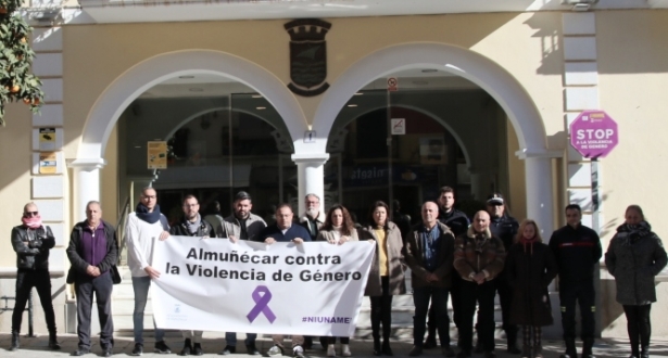 Cinco minutos de silencio contra la violencia de género (AYTO. ALMUÑÉCAR)