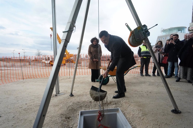 Colocación de la primera piedra del edificio UGR-Dones en el Parque Metropolitano Industrial y Tecnológico de Granada (JUNTA) 