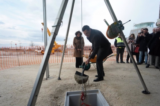 Colocación de la primera piedra del edificio UGR-Dones en el Parque Metropolitano Industrial y Tecnológico de Granada (JUNTA) 