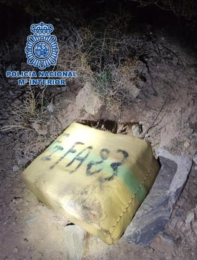 Fardo de hachís hallado en Calahonda (POLICÍA NACIONAL)