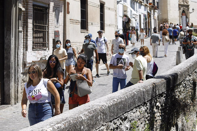 Turistas por las calles de Granada (ÁLEX CÁMARA - EUROPA PRESS)