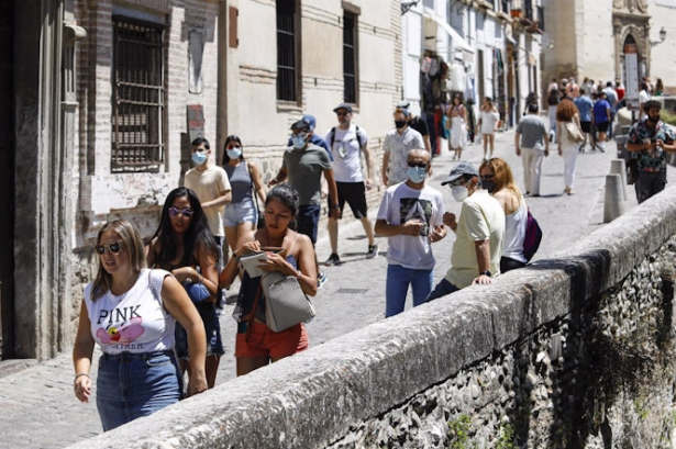 Turistas por las calles de Granada (ÁLEX CÁMARA - EUROPA PRESS)