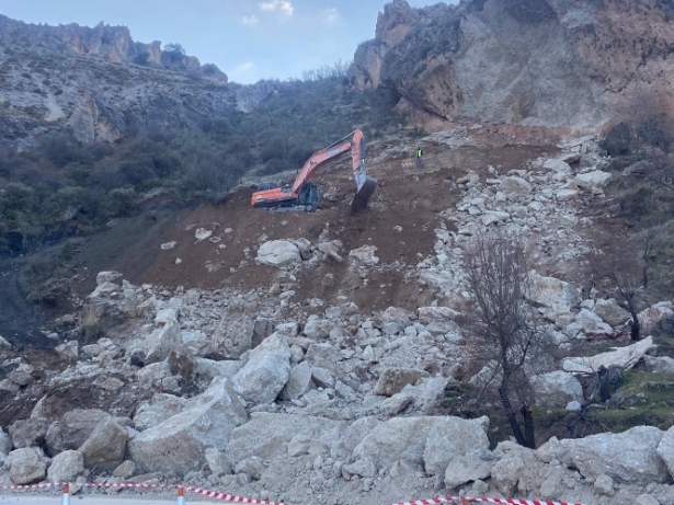 Trabajos de refuerzo en la ladera afectada por deslizamientos en la A-395 (JUNTA) Trabajos de refuerzo en la ladera afectada por deslizamientos en la A-395 (JUNTA)