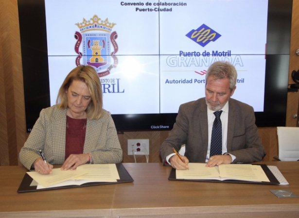 Firma del acuerdo entre la alcaldesa de Motril, Luisa García Chamorro, y el presidente de la Autoridad Portuaria de Motril, José García Fuentes (AUTORIDAD PORTUARIA DE MOTRIL) 