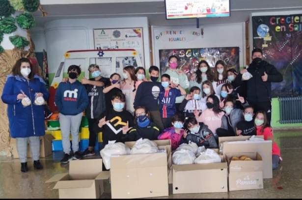 Reparto de roscas en los colegios el año pasado (AYTO. OTURA)