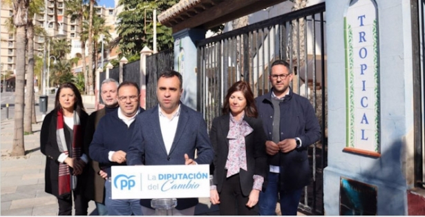 El presidente provincial del PP de Granada, Francisco Rodríguez, a las puertas de la Residencia Turismo Tropical de Almuñécar (PP)