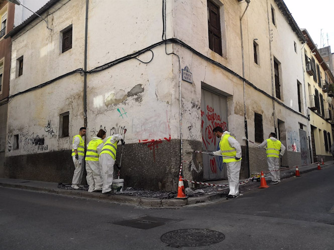 Imagen de archivo de limpieza de grafitis en Granada (AYUNTAMIENTO)