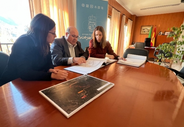 El alcalde, José A. Robles, y las tenientes de alcalde, Elisabeth García y Sonia Fernández, estudiando la propuesta (AYTO. GÜEJAR SIERRA) El alcalde, José A. Robles, y las tenientes de alcalde, Elisabeth García y Sonia Fernández, estudiando la propuesta (AYTO. GÜEJAR SIERRA)