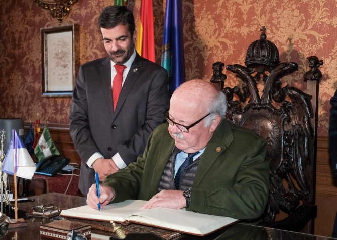 Jesús Aguirre ha firmado en el libro de honor de Loja (AYUNTAMIENTO LOJA) 