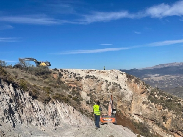 Trabajos en el tramo de la A-395 afectado por los desprendimientos del pasado domingo (JUNTA DE ANDALUCÍA) Trabajos en el tramo de la A-395 afectado por los desprendimientos del pasado domingo (JUNTA DE ANDALUCÍA)