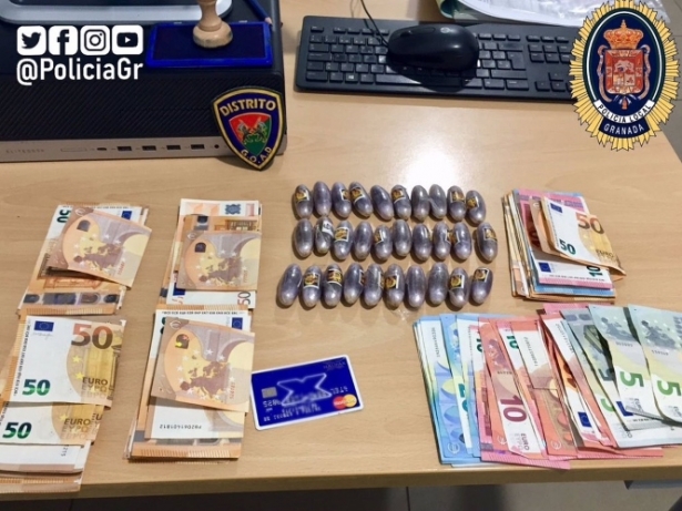 Dinero y bellotas de hachís incautadas (POLICÍA LOCAL DE GRANADA) Dinero y bellotas de hachís incautadas (POLICÍA LOCAL DE GRANADA)