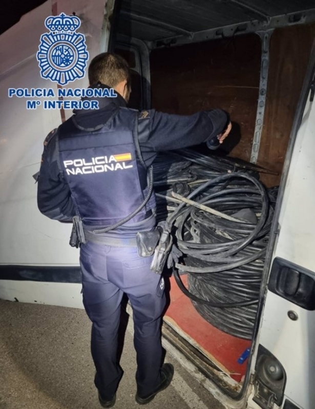 Bobinas intervenidas en una furgoneta (POLICÍA NACIONAL) Bobinas intervenidas en una furgoneta (POLICÍA NACIONAL)