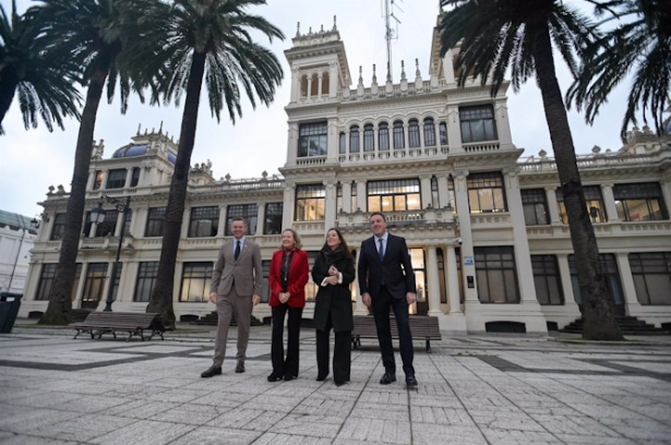La alcaldesa de A Coruña, Inés Rey; la vicepresidenta Nadia Calviño, el delegado del Gobierno en Galicia, José Miñones, y el presidente de la Diputación coruñesa, Valentín González Formoso, ante la futura sede de la Aesia (M. DYLAN - EUROPA PRESS)
