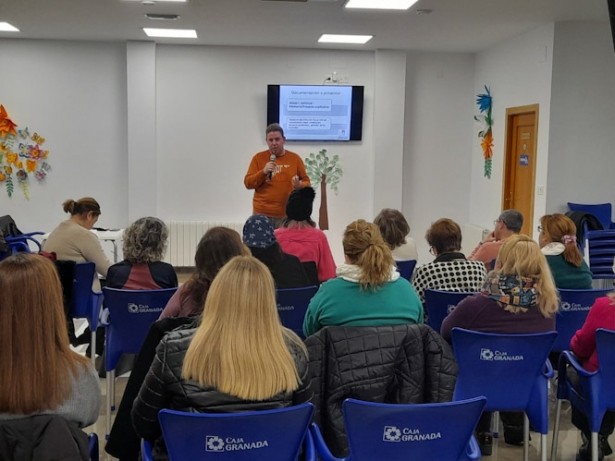 El concejal de Igualdad presenta las subvenciones a las distintas asociaciones (AYTO. MONACHIL)