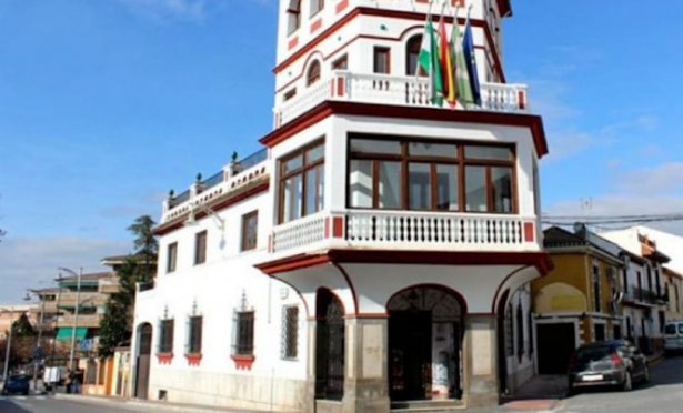 Fachada del Ayuntamiento de Pinos Puente (PP)