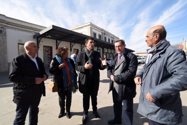 El alcalde y el presidente de la Diputación de Granada, Francisco Cuenca y José Entrena, en el centro en la imagen, delante de la estación de Renfe (DIPUTACIÓN) El alcalde y el presidente de la Diputación de Granada, Francisco Cuenca y José Entrena, en el centro en la imagen, delante de la estación de Renfe (DIPUTACIÓN)