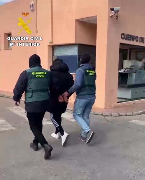 Detenido el joven que apuñaló a un vecino de Loja (Granada) tras un accidente de tráfico (GUARDIA CIVIL) Detenido el joven que apuñaló a un vecino de Loja (Granada) tras un accidente de tráfico (GUARDIA CIVIL)