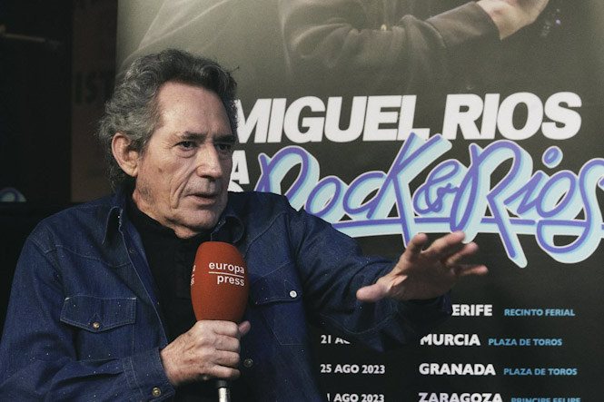 El cantante Miguel Ríos durante una entrevista para Europa Press en las oficinas de la AIE, a 10 de febrero de 2023, en Madrid (JESÚS HELLÍN - EUROPA PRESS)
