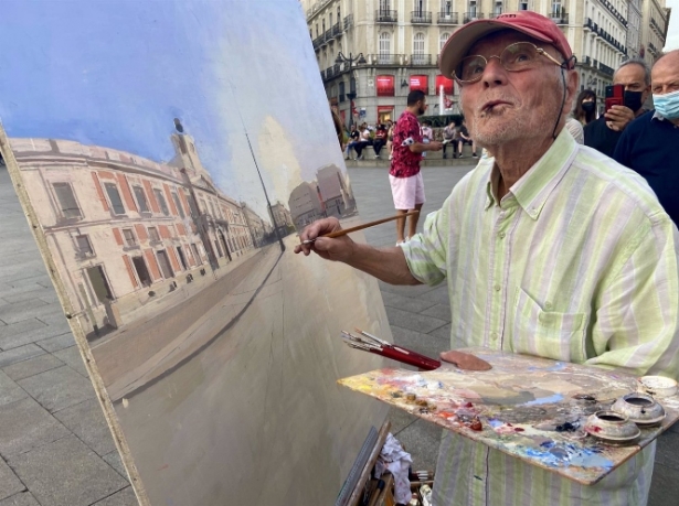 El pintor Antonio López pinta en la Puerta del Sol, en julio de 2021 (PATRICIA GALIANA - EUROPA PRESS) El pintor Antonio López pinta en la Puerta del Sol, en julio de 2021 (PATRICIA GALIANA - EUROPA PRESS)
