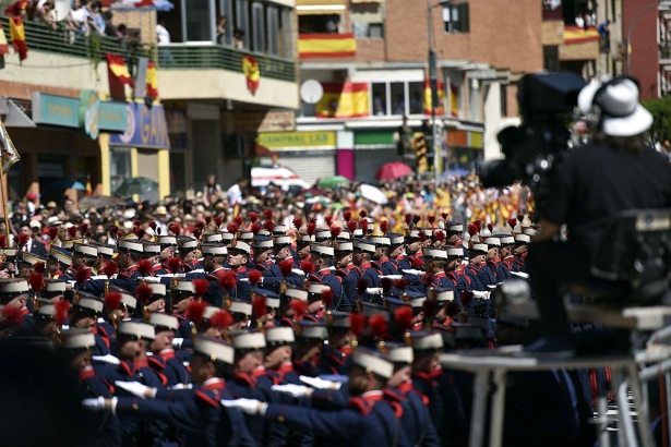 Efectivos de la Guardia Real durante el acto central conmemorativo del Día de las Fuerzas Armadas, el pasado 28 de mayo de 2022, en Huesca (VERÓNICA LACASA - EUROPA PRESS)