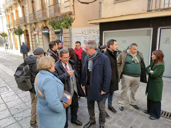 El alcalde de Granada, Francisco Cuenca, en el fondo en el centro en la imagen, durante una visita con Juan Espadas (EUROPA PRESS)