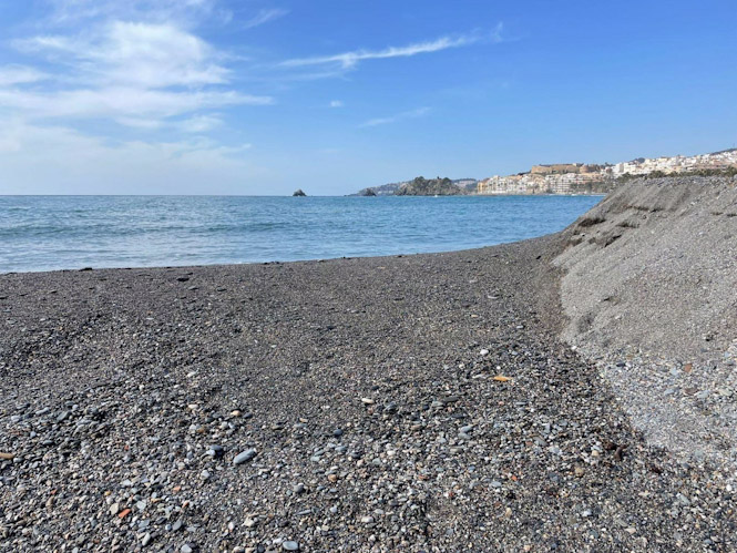 Escalón en la playa de Fuentepiedra, en Almuñécar (AYUNTAMIENTO)