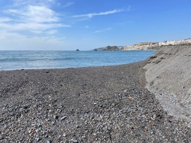 Escalón en la playa de Fuentepiedra, en Almuñécar (AYUNTAMIENTO)