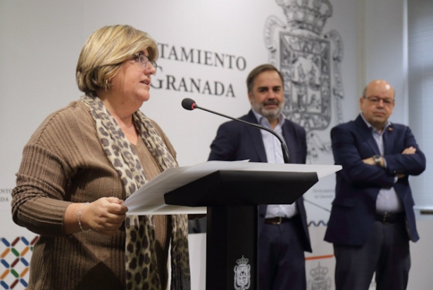 Ana Muñoz, atiende a los medios en el Ayuntamiento de Granada en presencia de Jacobo Calvo y Francisco Herrera (AYUNTAMIENTO)