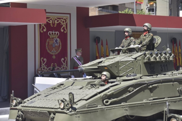 Un tanque del Ejército desfilan durante el acto central conmemorativo del “Día de las Fuerzas Armadas” (VERONICA LACASA / EUROPA PRESS) 
