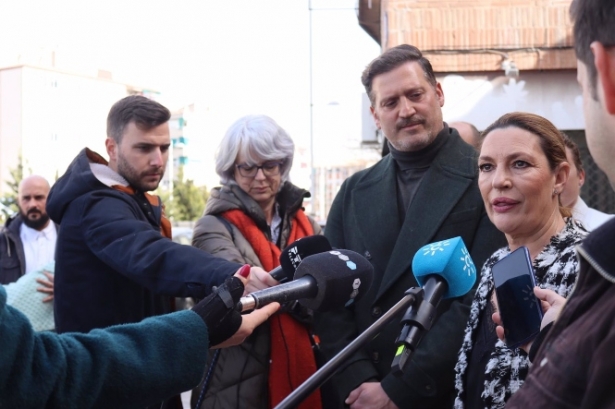 La candidata de Ciudadanos a la Alcaldía de Granada, Concha Insúa, atiende a los medios junto a Javier Sierra. (CS)