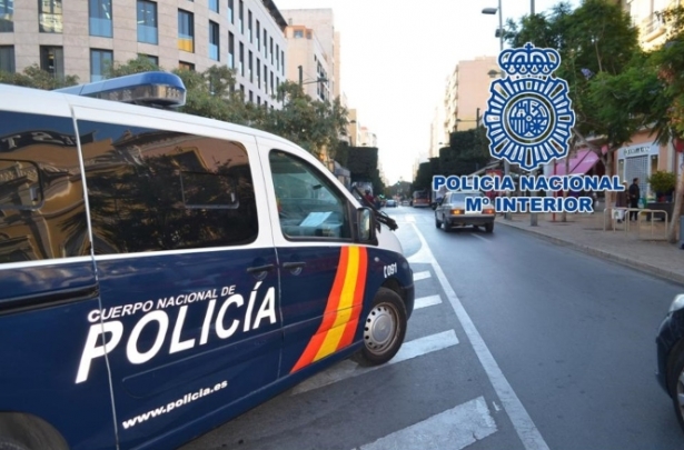 Vehículo de la Policía Nacional (POLICÍA NACIONAL) Vehículo de la Policía Nacional (POLICÍA NACIONAL)