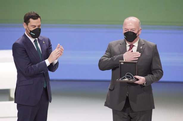 El presidente de la Junta, Juanma Moreno, entrega el premio Manuel Clavero, a la Fundación Blas Infante durante el acto de entrega de Medallas de Andalucía 2022 (JOAQUÍN CORCHERO/EUROPA PRESS)