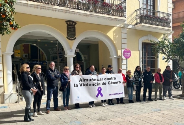 Cinco minutos de silencio contra la violencia de género (AYUNTAMIENTO ALMUÑÉCAR)