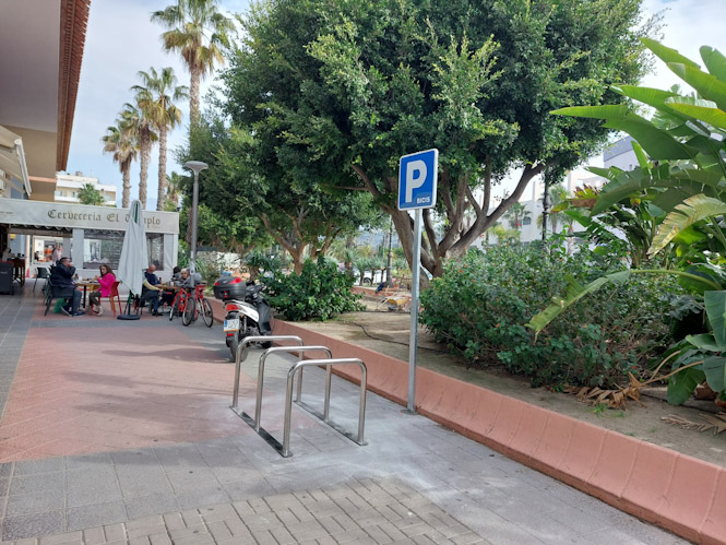 Zona reservada al aparcamiento de bicicletas (AYTO. ALMUÑÉCAR (