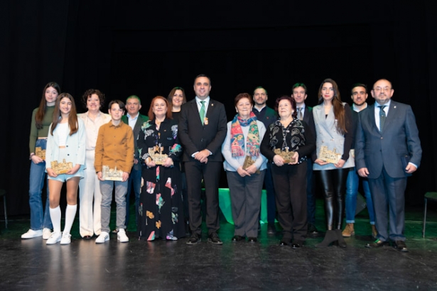 Foto de familia de los galardonados (AYTO. GRANADA)