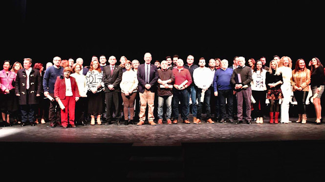 Foto de familia de los galardonados (AYTO. PINOS PUENTE)