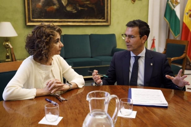 La ministra de Hacienda y Función Pública, María Jesús Montero (i) junto al alcalde de Granada, Francisco Cuenca (d), en el Ayuntamiento de Granada (ÁLEX CÁMARA - EUROPA PRESS) 