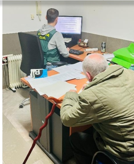 Un anciano junto a un agente de la Guardia Civil (GUARDIA CIVIL) Un anciano junto a un agente de la Guardia Civil (GUARDIA CIVIL)